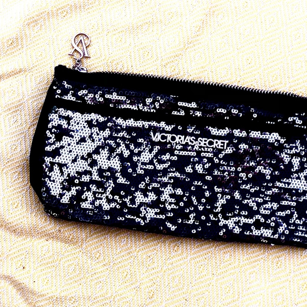 Black sequins Victoria Secret clutch 🖤
